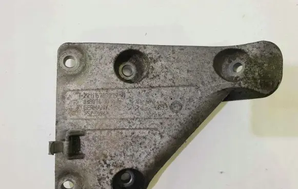 BMW 5 E60 E61 Engine mounting bracket 6769279