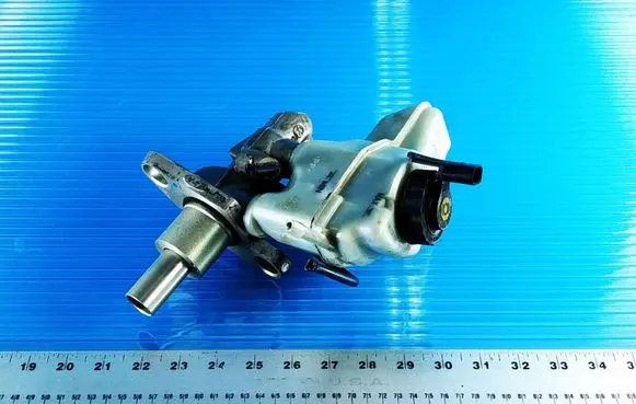 Volkswagen Golf V Master brake cylinder