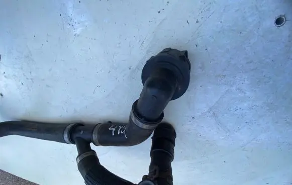 Engine coolant pipe/hose