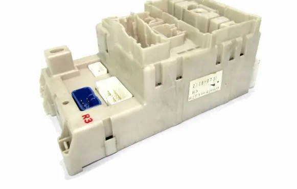 Toyota RAV 4 (XA20) Fuse module 8273342060