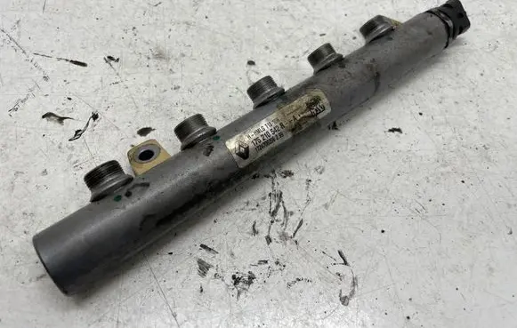 Mercedes-Benz C W205 Fuel main line pipe 175210542R