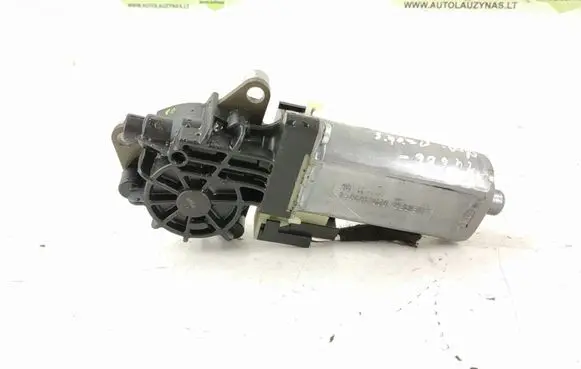 Mercedes-Benz C W204 Seat adjustment motor 0390203002 0068205842