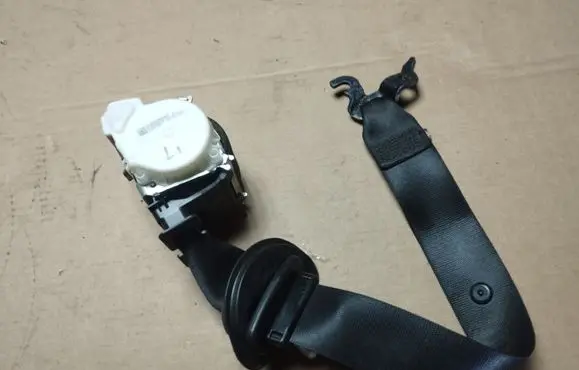 BMW 3 E90 E91 Front seatbelt 33059848