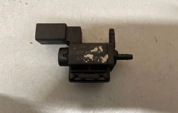 Audi A4 S4 B6 8E 8H Turbo solenoid valve 037906283C