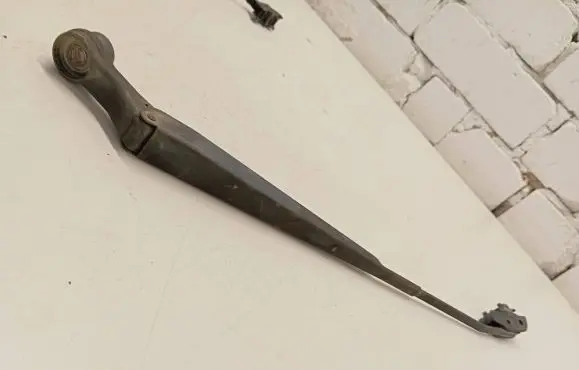 Front wiper blade arm