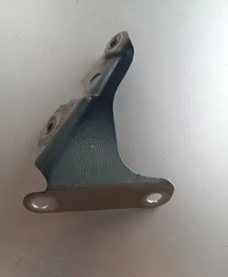Audi Q7 4L Fender mounting bracket 4L0821135