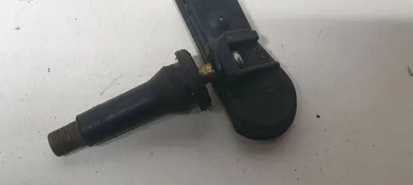 Volvo V70 Tire pressure sensor 2546A 0281158001 2T4DJ6434