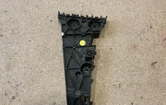 Rear bumper mounting bracket