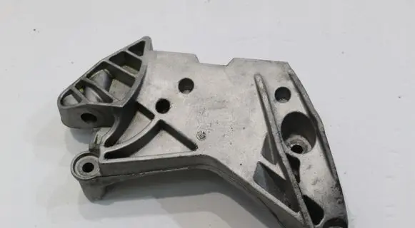 Volkswagen PASSAT B8 Engine mounting bracket 06J199207