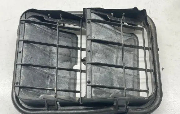 Renault Kangoo II Quarter panel pressure vent 