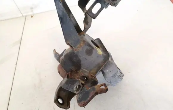 Toyota Auris 150 Engine mount bracket