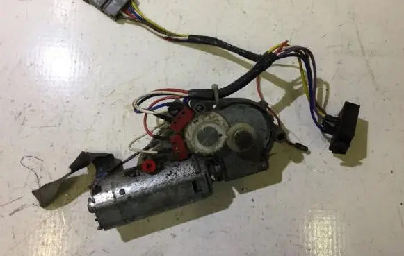 Renault 19 Front door window regulator motor 403820