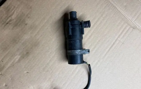 BMW 5 E39 Coolant heater control valve 8390063