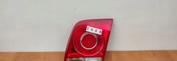 Volkswagen Jetta IV Tailgate rear/tail lights VP8VKX13B504