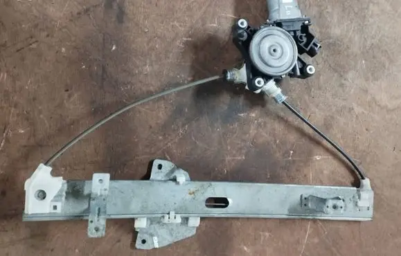 Rear door manual window regulator