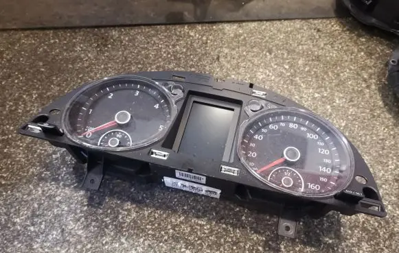Volkswagen PASSAT B7 Speedometer (instrument cluster) 3AA920970E