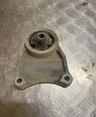 Toyota RAV 4 (XA30) Rear differential mounting bracket 42120