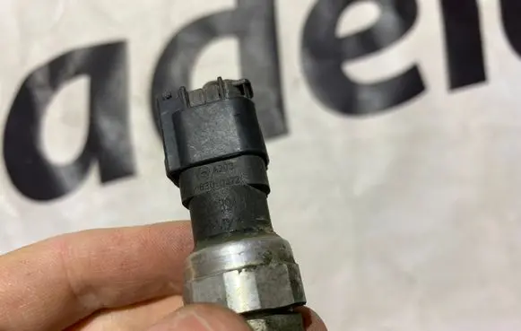 Mercedes-Benz E W211 Air conditioning (A/C) pressure sensor A2038300472 2038300472