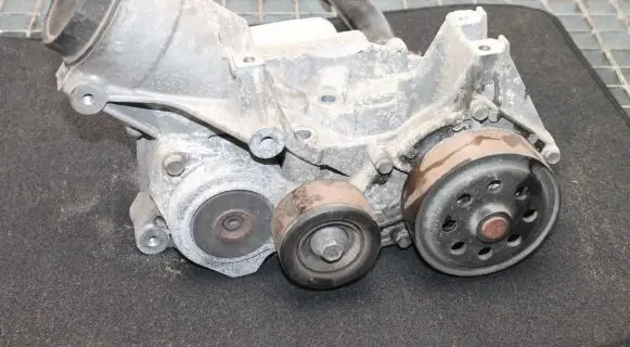 Honda Civic IX Oil filter mounting bracket