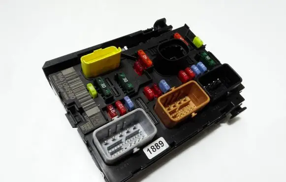 Peugeot 207 Fuse module 9661086980 S11736350
