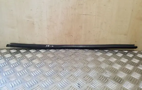 Volkswagen Golf IV Front door glass trim molding 