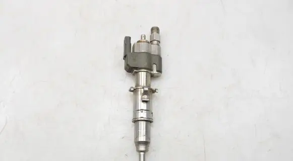 BMW 3 E90 E91 Fuel injector 7589048