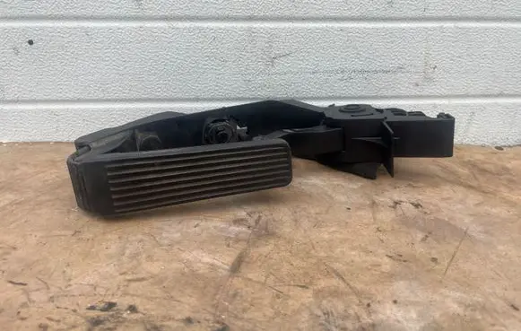 Mercedes-Benz E W211 Accelerator throttle pedal A2113000904
