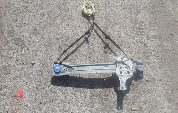 Renault Megane III Front window lifting mechanism without motor 827210003