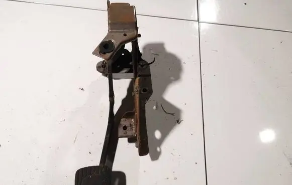 Nissan Note (E11) Clutch pedal 