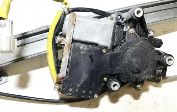 Mitsubishi Galant Front door window regulator motor 0620200083