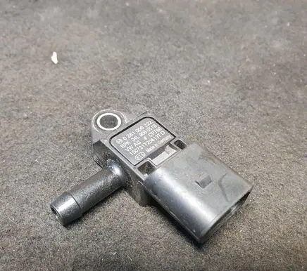 Volkswagen PASSAT CC Exhaust gas pressure sensor 04L906051B 0281006222