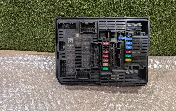 Renault Trafic III (X82) Fuse module 284B77366R T62600STSA