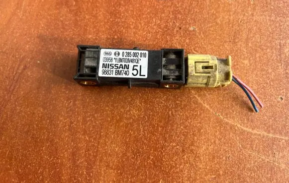 Nissan Almera N16 Airbag deployment crash/impact sensor 98831BM740 03958 0285002010