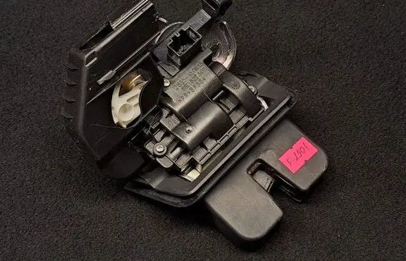 Audi A6 S6 C7 4G Tailgate/trunk/boot lock/catch/latch 8R0827505