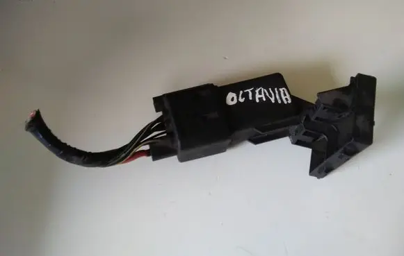 Skoda Octavia Mk2 (1Z) Glow plug pre-heat relay 0522120505 03G907282A