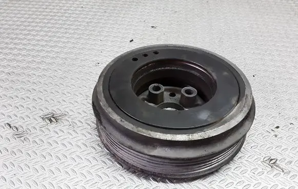 Volkswagen Golf IV Crankshaft pulley 038105243