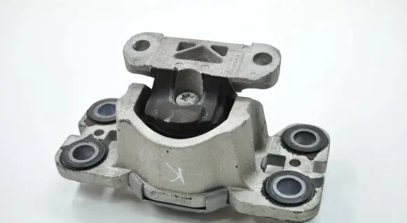 Land Rover Freelander 2 - LR2 Engine mount bracket