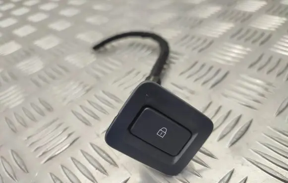 Mazda 3 Tailgate/boot open switch button BEMD66660A