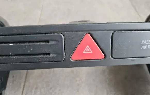 Volkswagen Tiguan Hazard light switch 5M0953509A