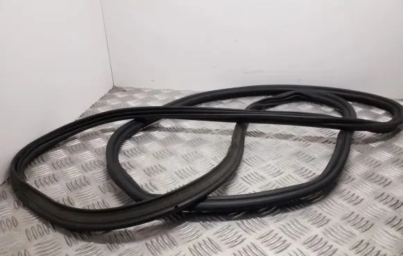 Audi Q3 8U Trunk rubber seal (body) 8U0827705A