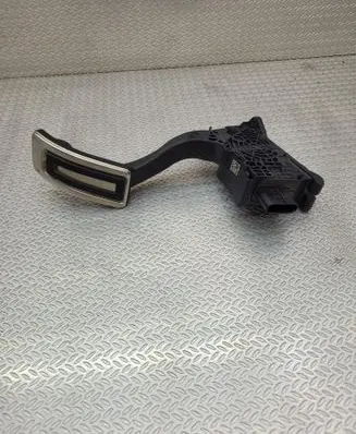 Accelerator throttle pedal