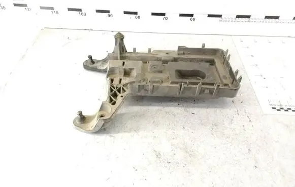Volkswagen PASSAT B6 Battery box tray 1K0915333C