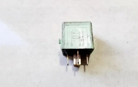 BMW 5 E39 Other relay 61368373700 v23134-k59-x312