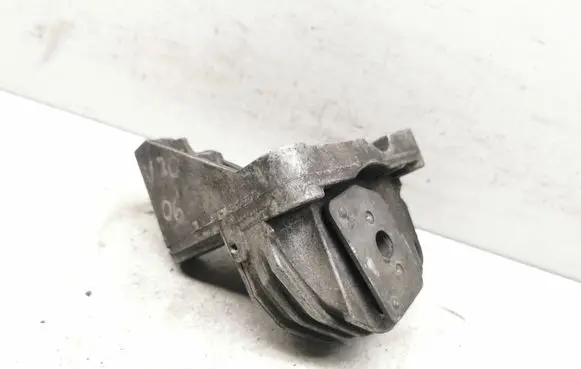 Volvo V70 Engine mount bracket 326C88