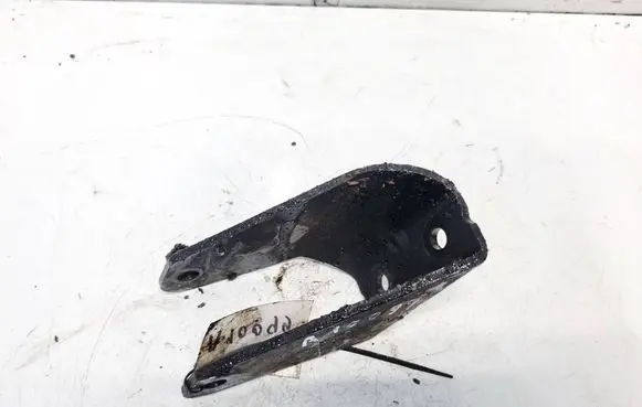 Nissan Primera Engine mounting bracket