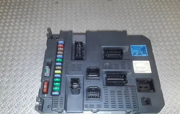 Peugeot 807 Fuse module 9663798180