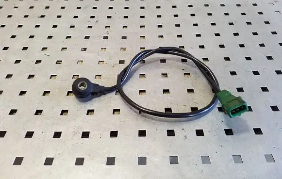 Audi 80 90 S2 B4 Detonation knock sensor 054905377H