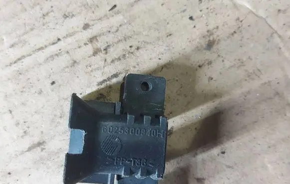 Renault Espace III Fender mounting bracket 6025300840H