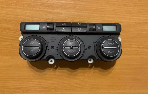 Volkswagen PASSAT B6 Climate control unit 74677533V