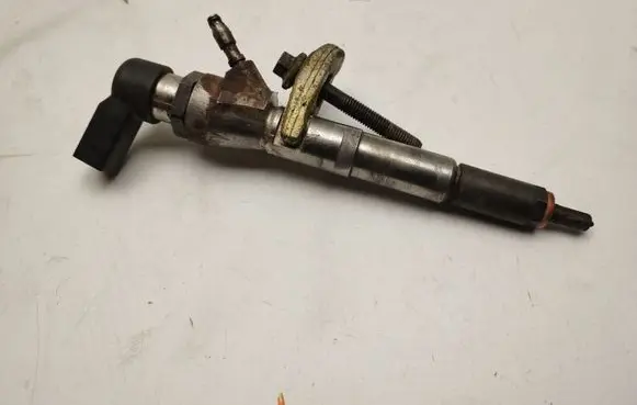 Mercedes-Benz A W176 Fuel injector H8201100113